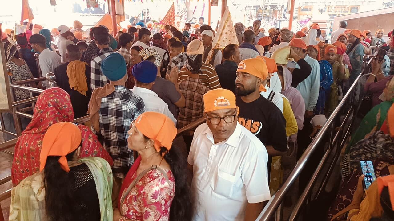 शाहतलाई में दर्शनों में के लिए कतारों में खड़े श्रद्धालु। संवाद