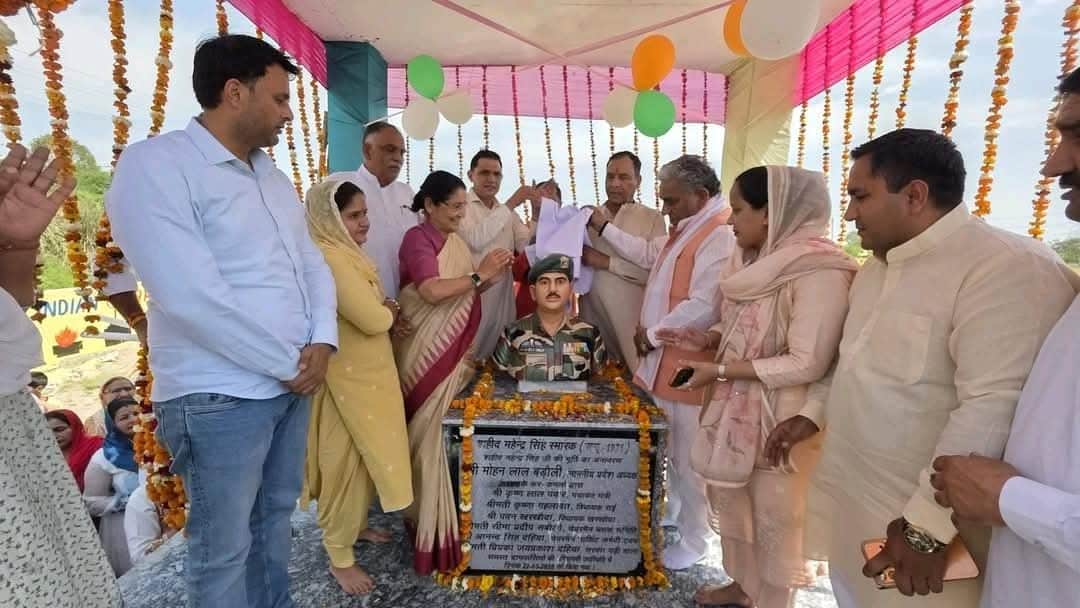 शहीद महेंद्र की प्रतिमा का अनावरण करते भाजपा प्रदेश अध्यक्ष व अन्य। स्रोत : प्रवक्ता