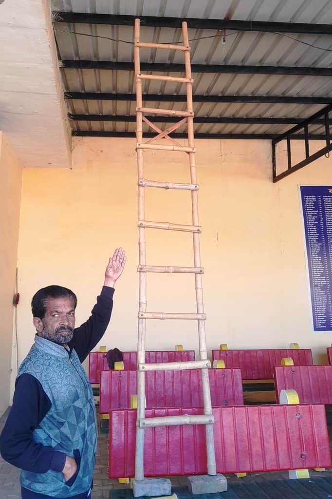 श्मशान घाट में चोरी हुए पंखे की हुक को दिखाते सुभाष तुली। स्वयं