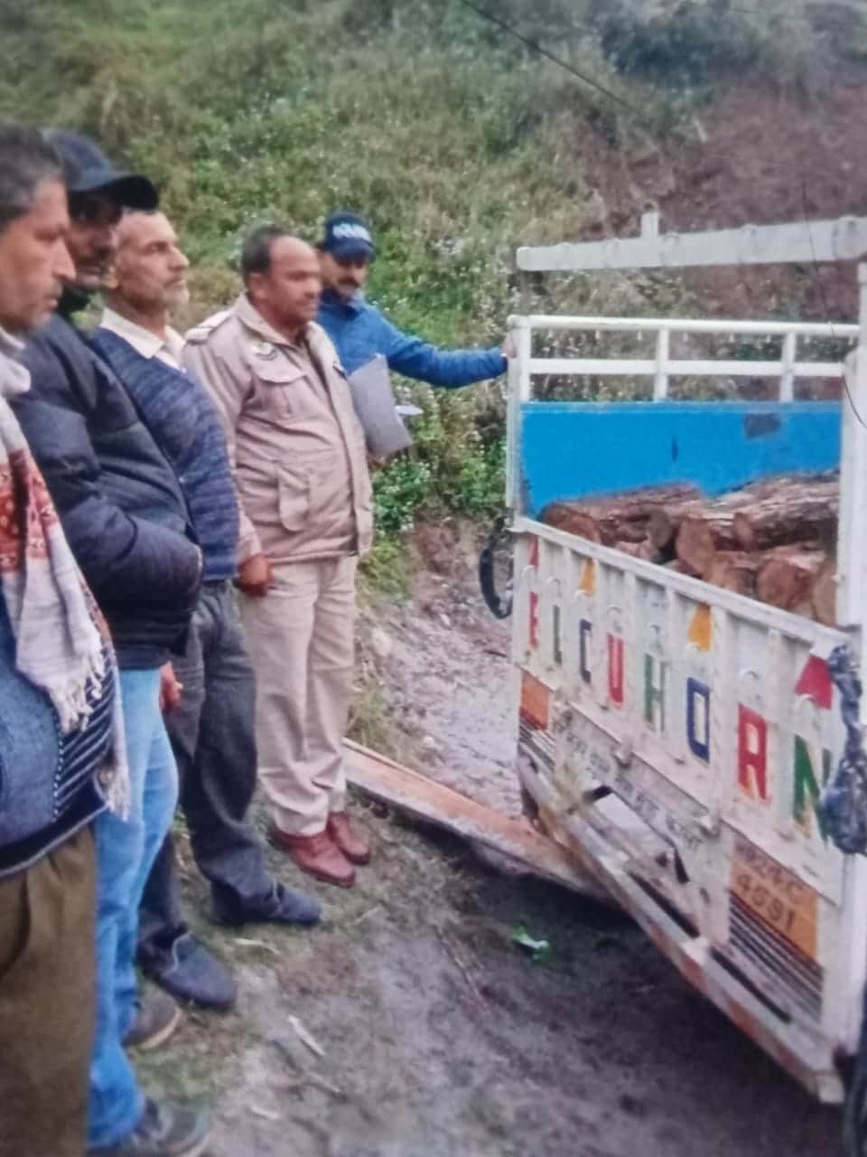 श्री नयना देवी जी के भारसड़ा लिंक रोड पर पकड़ी खैर की लकड़ी के साथ पकड़ी गाड़ी। स्रोत: जागरूक प