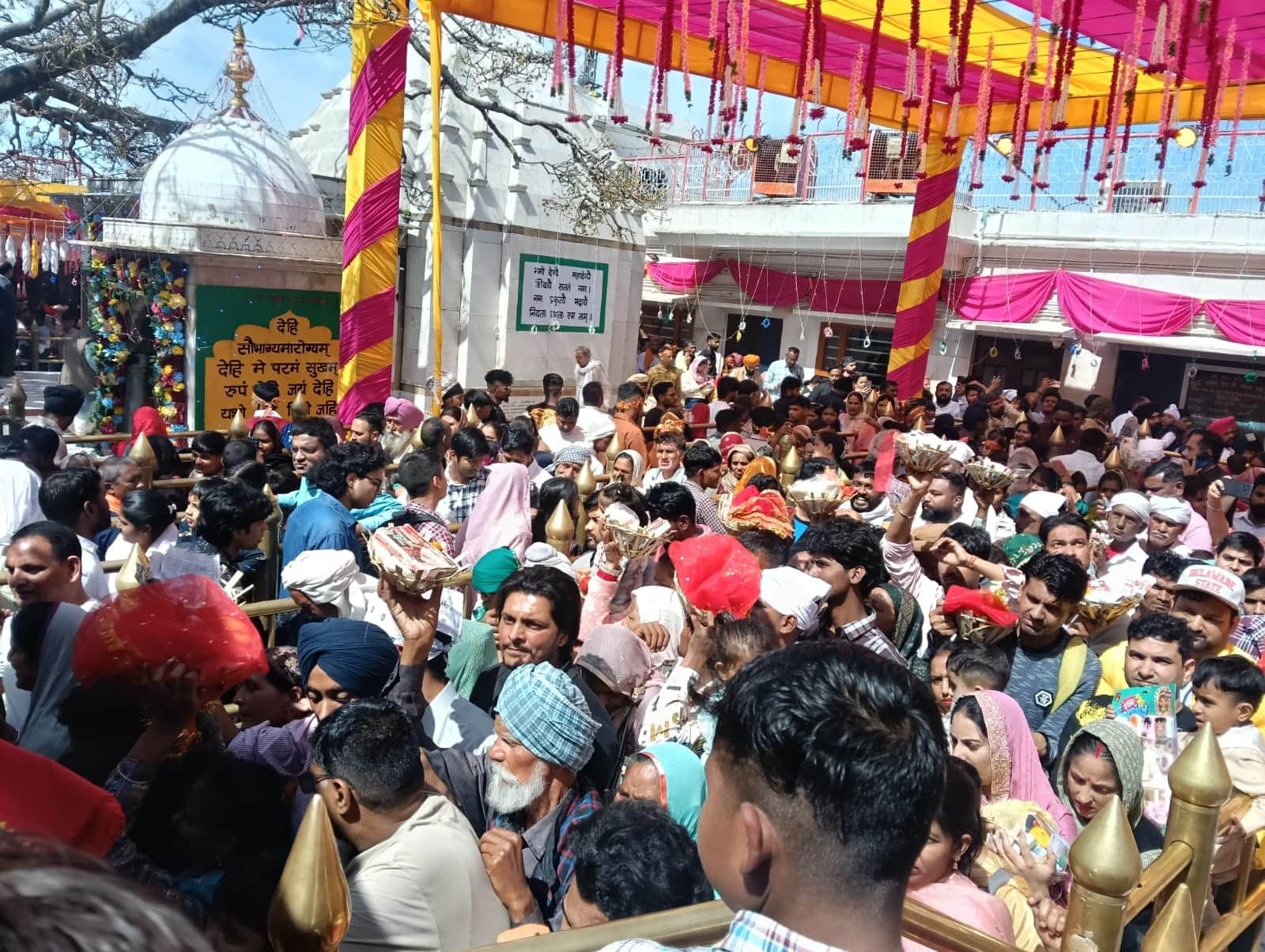 श्री नयना देवी जी में दर्शनों के लिए पहुंचे श्रद्धालु। संवाद