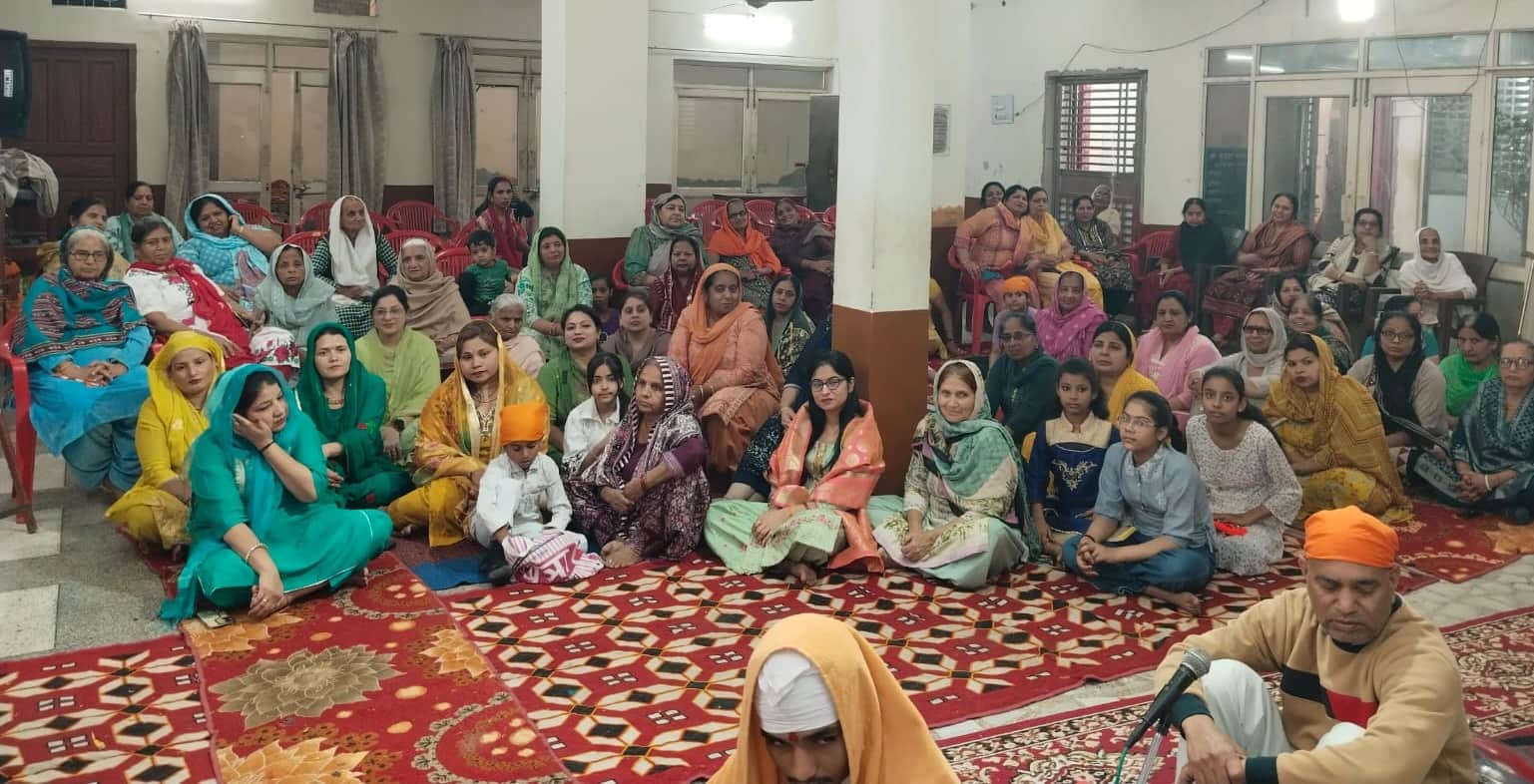 श्रीकृष्ण मंदिर मोहनपुरा में श्री रामकथा का श्रवण करती श्रद्धालु महिलाएं। स्रोत : संस्था
