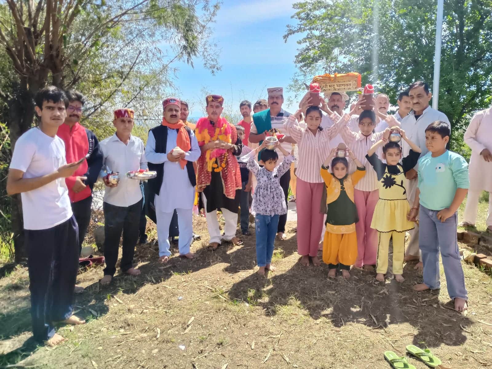 शिव मंदिर बछड़ी में श्रीमद् भागवत कथा के शुभारंभ अवसर पर कलश यात्रा निकालते हुए ग्रामीण। स्रोत: