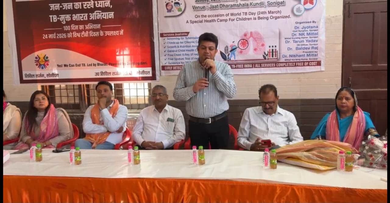 शिविर में लोगों को टीबी रोग के प्रति जागरूक करते जिला क्षय रोग अधिकारी डॉ. तरुण यादव। स्रोत : प