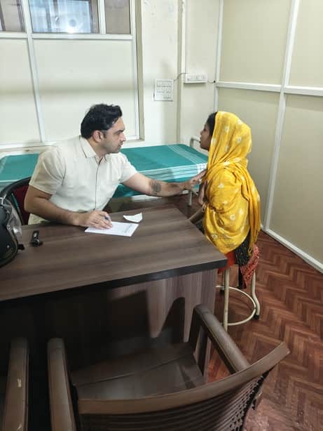 शिविर में मरीज की जांच करते चिकित्सक। स्रोत : संस्था