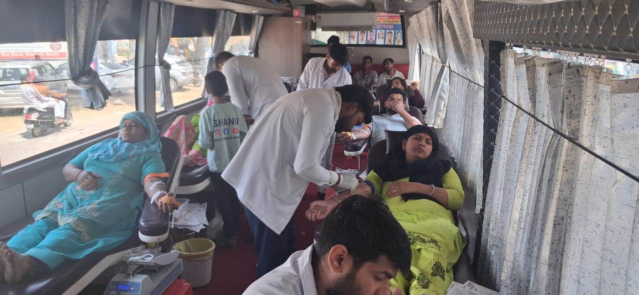 शिविर में रक्तदान करते रक्तदाता। स्रोत : समिति