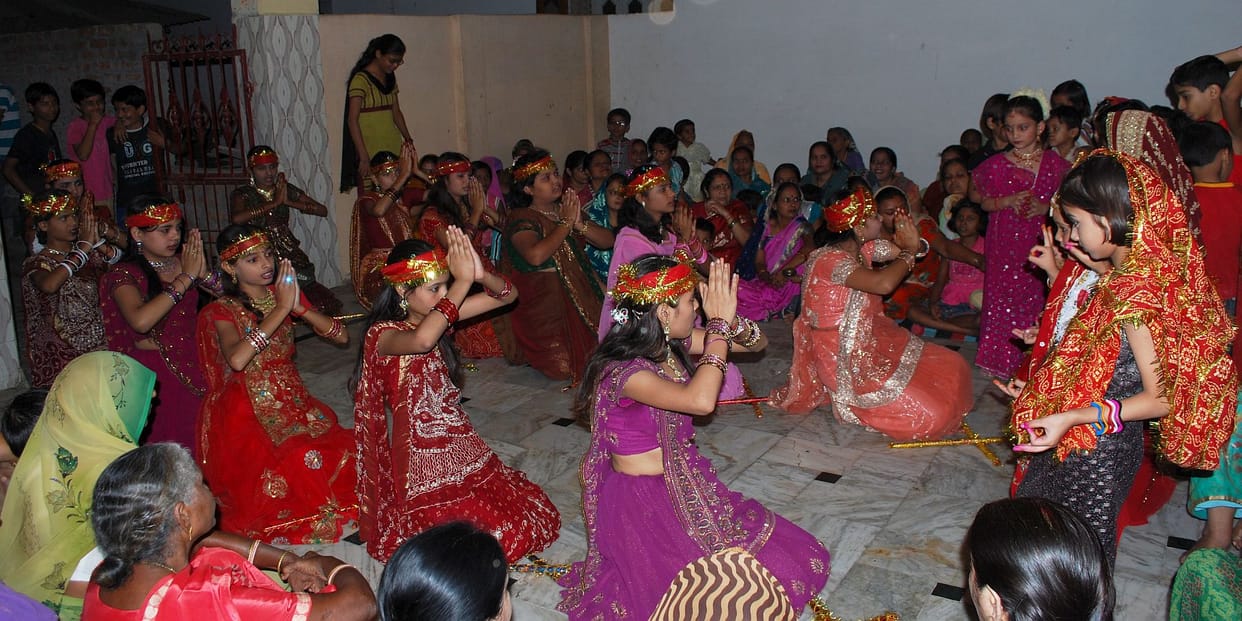 Mother Chandraghanta was worshipped in every home, the process of offering flags and distributing prasad continued.