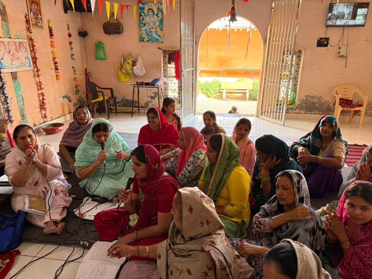 तीसरे नवरात्र पर मंदिर में भजन गातीं महिलाएं।