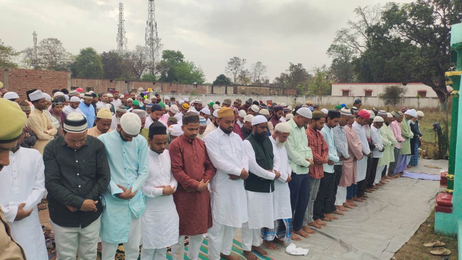 दुबौलिया क्षेत्र के ईदगाह में नमाज अदा करते नमाजी। संवाद