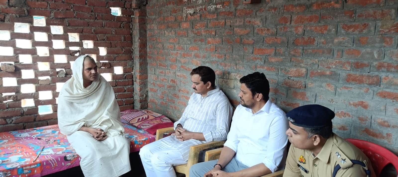 दुबैठा गांव में मृतक सूर्य प्रताप के पिता ऋषि देव सिंह से मुलाकात कर सांत्वना देते एमएससी विशाल