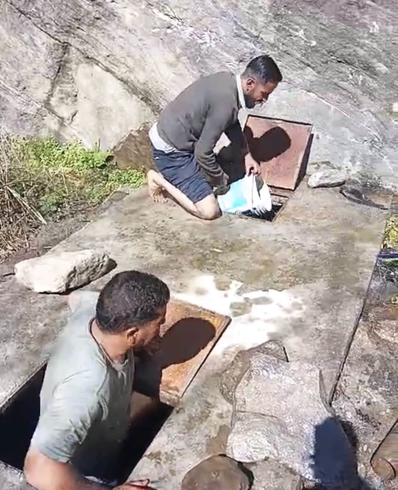 देहरा पंचायत के लिए बने पेयजल टैंक की सफाई करते जल शक्ति विभाग के कर्मचारी। संवाद