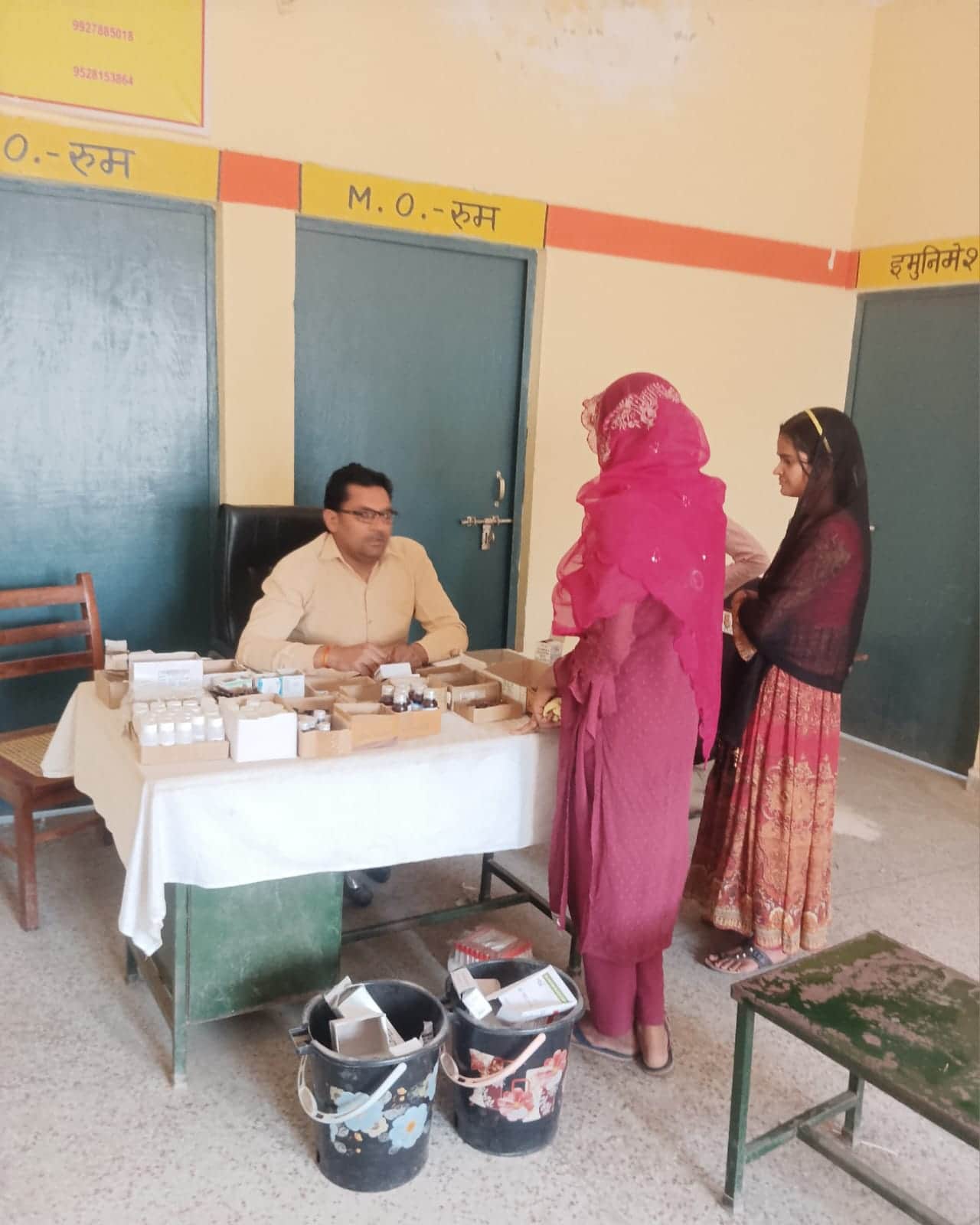 दौलतपुरकलां पीएचसी पर मरीजों को परामर्श देते सीएचओ। संवाद