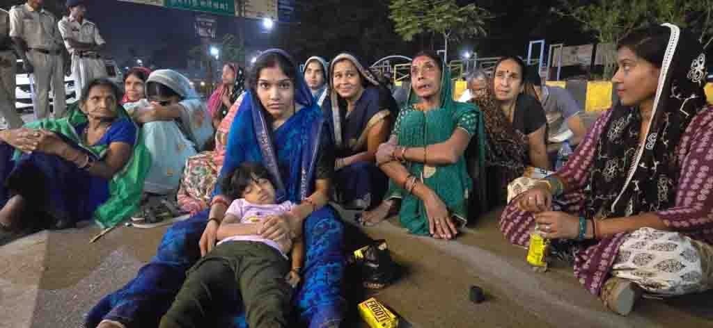 थाने के सामने बैठे गेजामुड़ा गांव के ग्रामीण