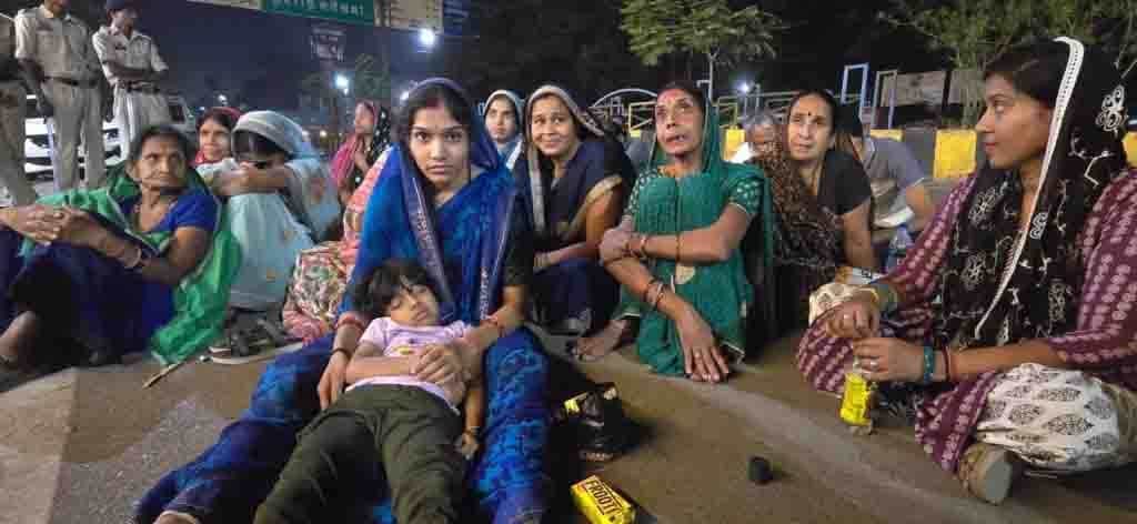 थाने के सामने बैठे गेजामुड़ा गांव के ग्रामीण