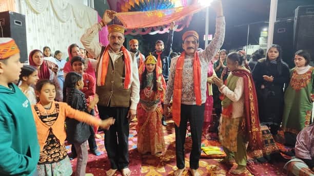 दाना मंडी भगेड़ में आयोजित मां भगवती जागरण में माता रानी की झांकी निकालते हुए। स्रोत: जागरूक पा