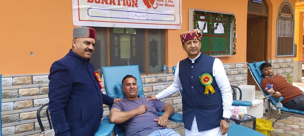 दीन दयाल उपाध्याय बीएड कॉलेज मैहरे में रक्तदान करते युवाओं का उत्साह बढ़ाते विधायक व राज्यसभा स