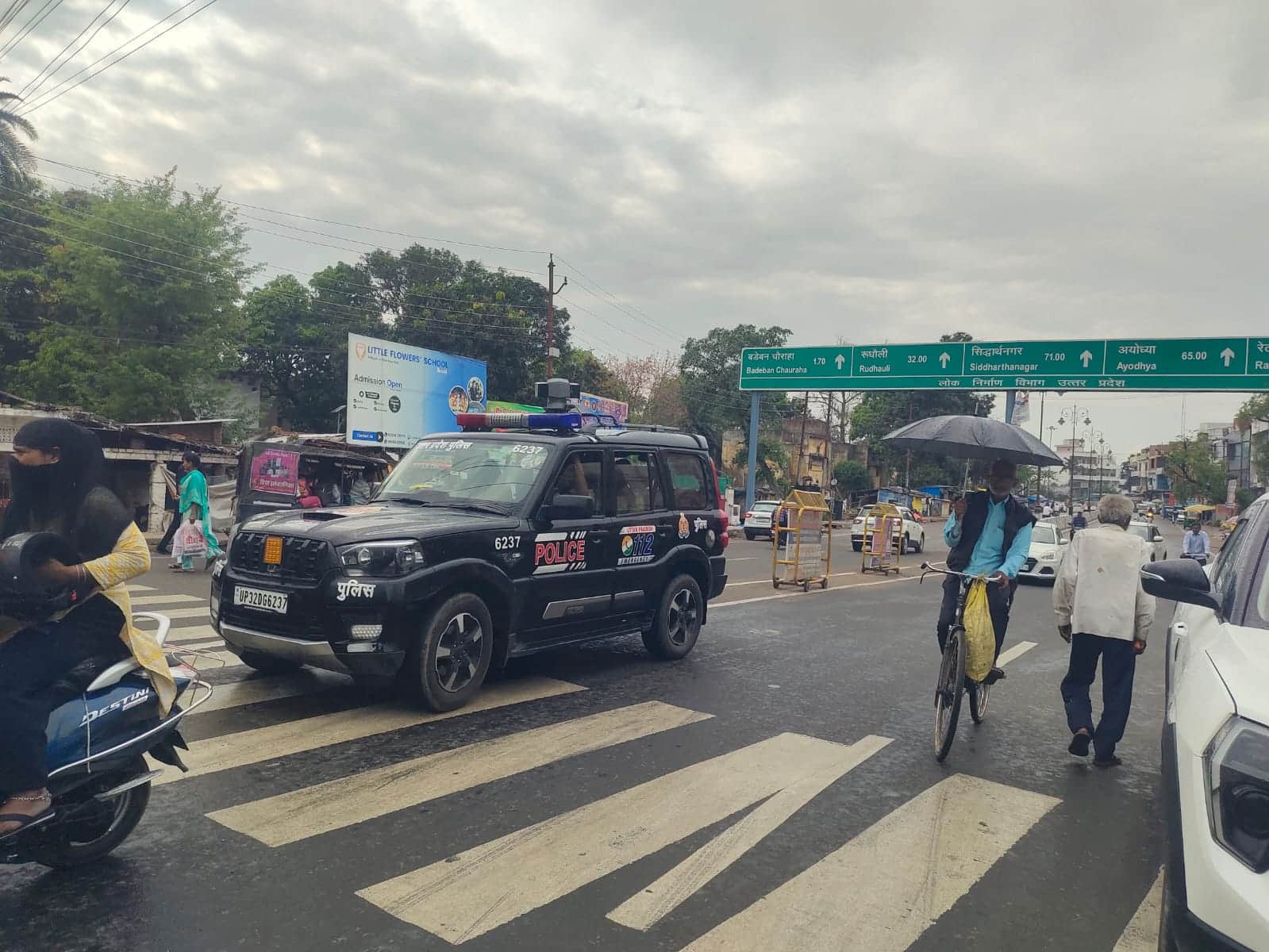 दोपहर में शहरी क्षेत्र में बारिश के बाद छाता लेकर जाता राहगीर संवाद