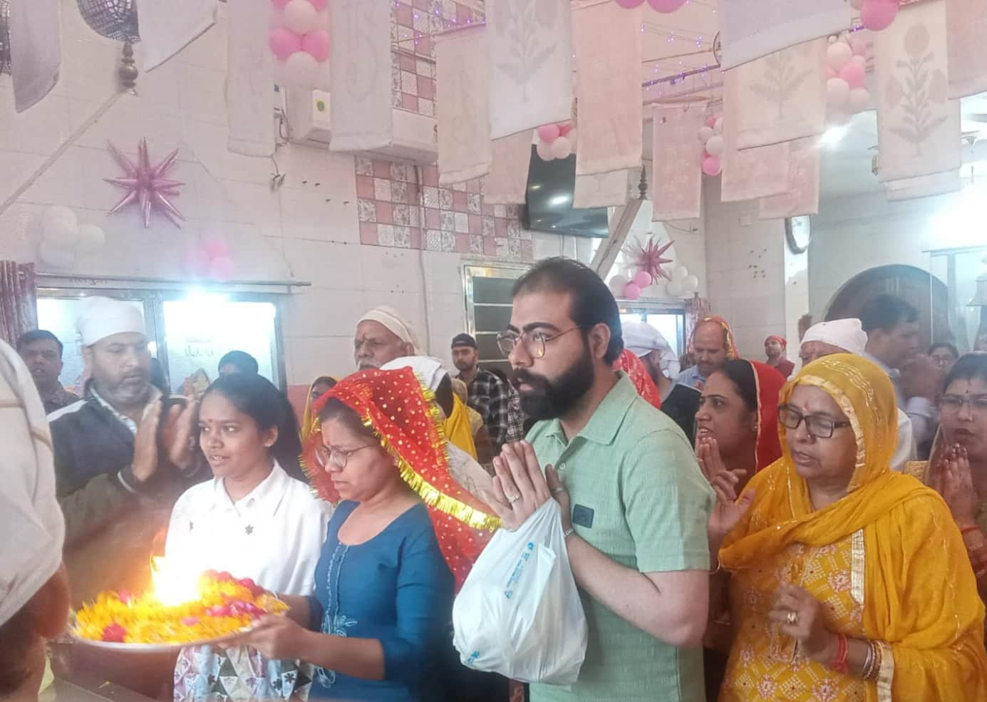 दुर्गा माता मंदिर में पूजा अर्चना करते श्रद्धालु। संवाद