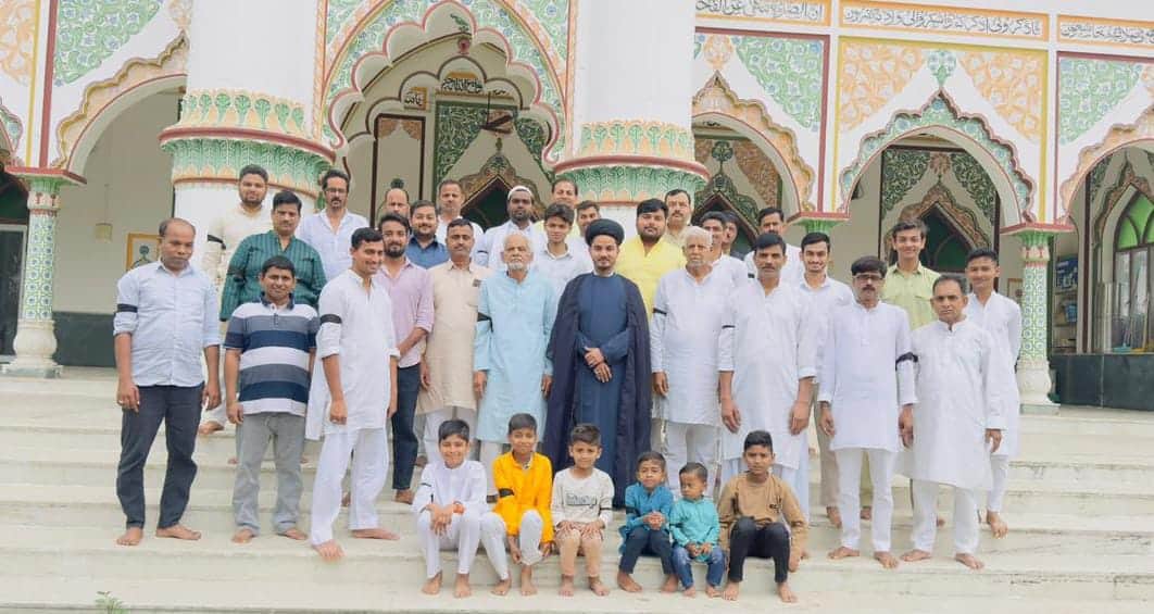 दरगाह-ए-आलिया बाबुल मुराद हुंडरहीं से नमाज के बाद हाथों में काली पट्टी बांधकर विरोध जाहिर करते 