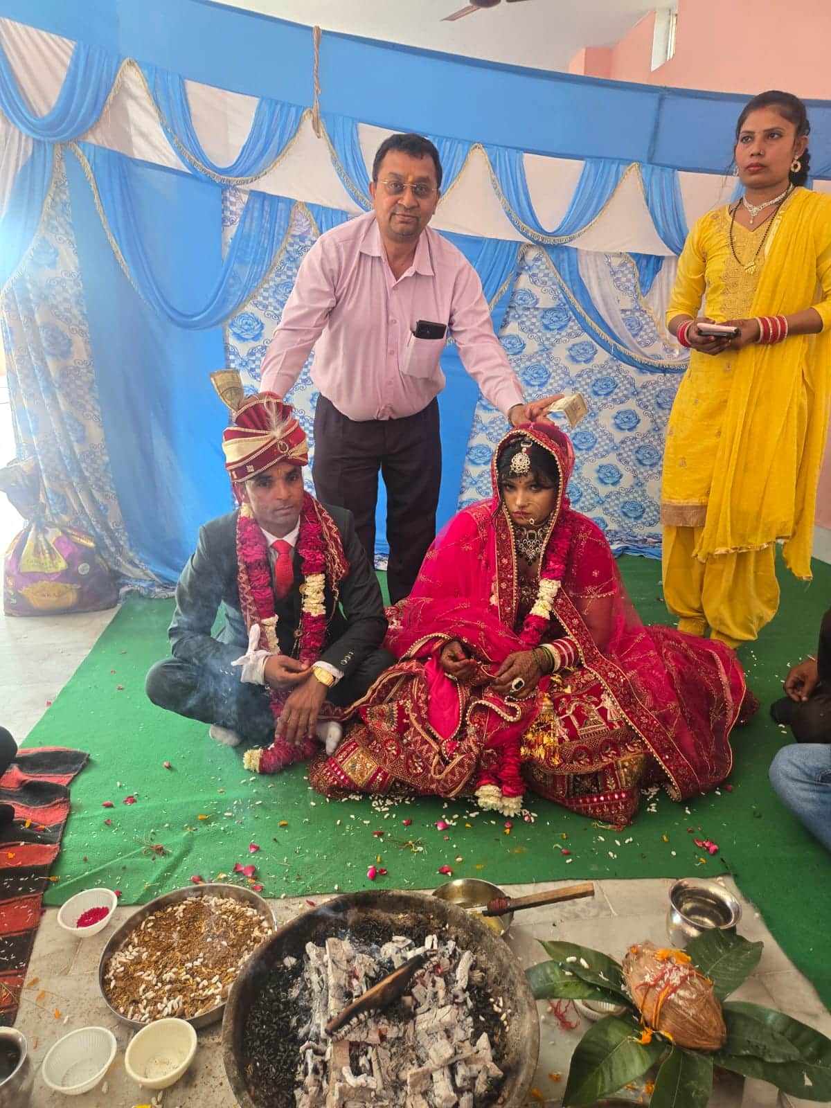 दौराला - निर्धन कन्याओं का विवाह कराकर आशीर्वाद देते वीरेंद्र कुमार। स्रोत : स्वयं