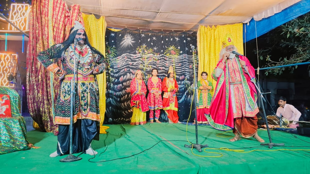 As soon as Shri Krishna appeared, there was a loud cheer.