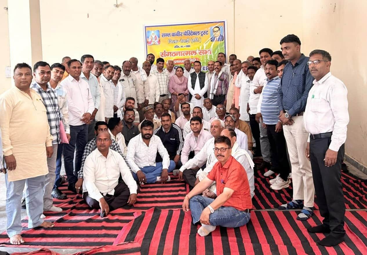 धानक चौपाल में बैठक करते समाज के लोग। स्रोत : समाज