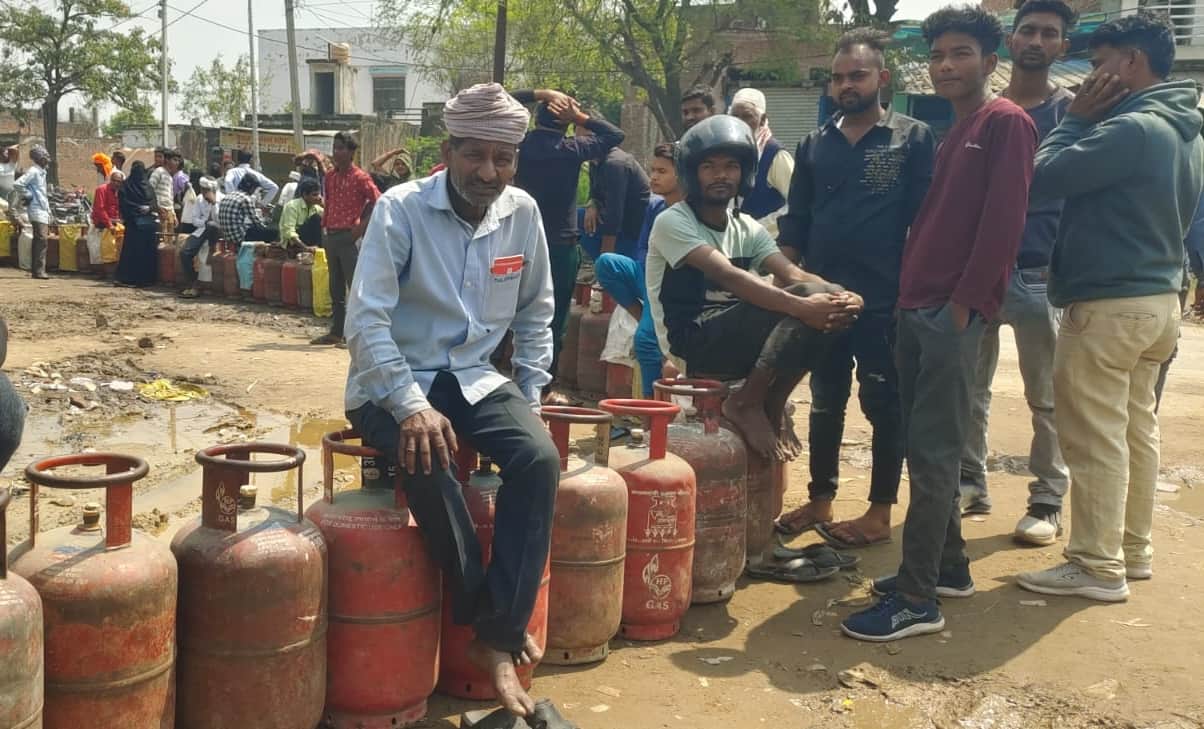 धानेपुर में गैस के लिए लाइन में लगे उपभोक्ता। स्रोत: उपभोक्ता