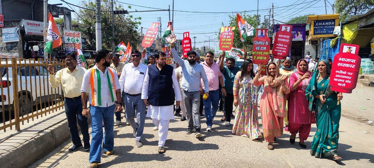 धारूहेड़ा में प्रदर्शन करते राष्ट्रीय कांग्रेस के राष्ट्रीय सचिव एवं पूर्व विधायक चिरंजीव राव स