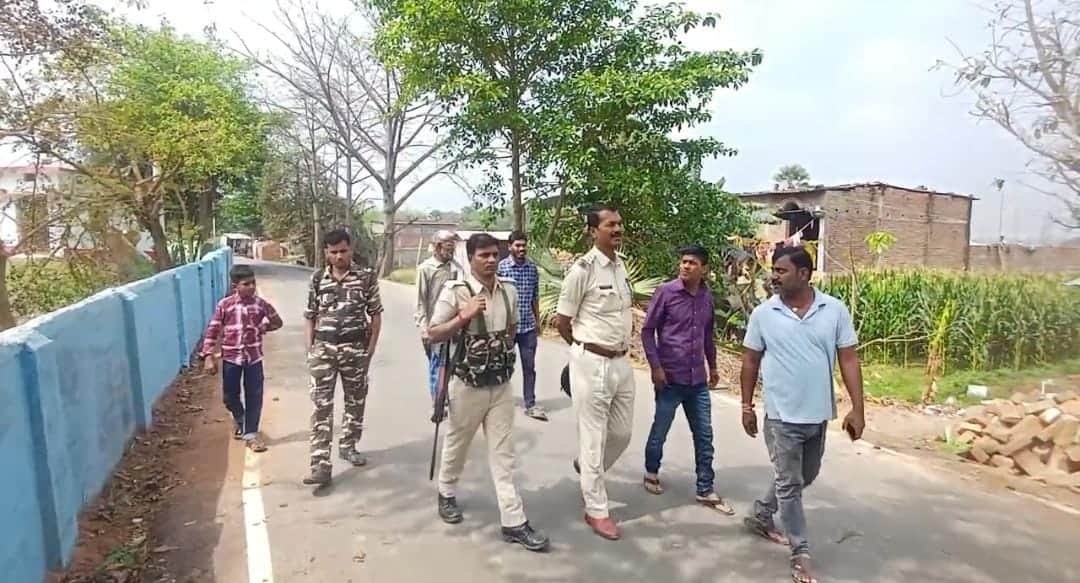 धार्मिक स्थल की दीवार पर लिखे विवादित शब्द