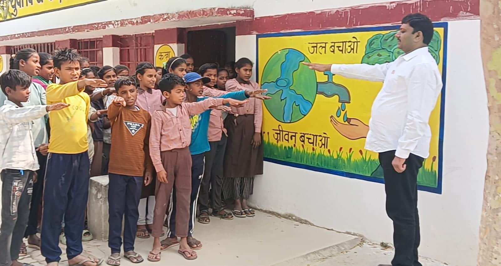 उच्च प्राथमिक विद्यालय कंथुवा में विद्यार्थियों को जल संरक्षण की शपथ दिलाते शिक्षक रण विजय निष
