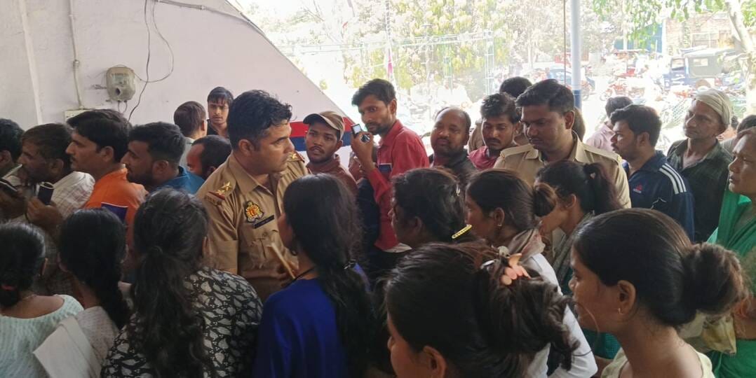 Gas cylinders were distributed in the presence of police.