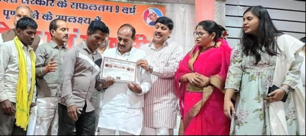 वेंकटाचार्य क्लब में आयोजित कार्यक्रम में टूल किट वितरित करते प्रभारी मंत्री दारा सिंह चौहान व 