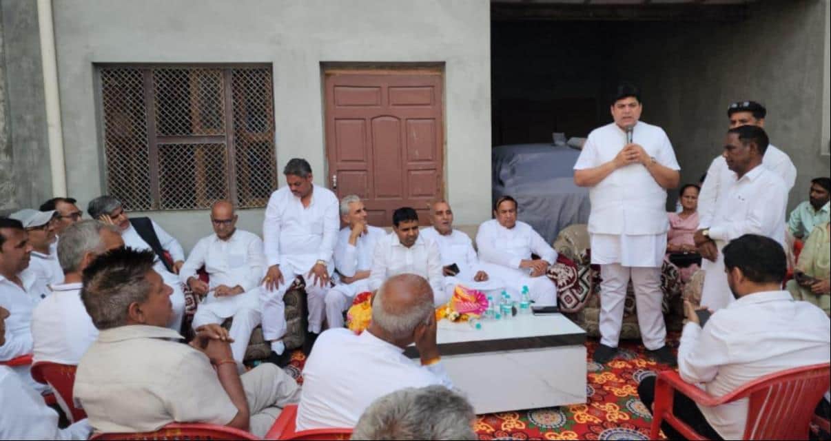 वार्ड में आयोजित सभा को संबोधित करते कांग्रेस के शहरी जिला अध्यक्ष कमल दिवान। स्रोत : प्रवक्ता