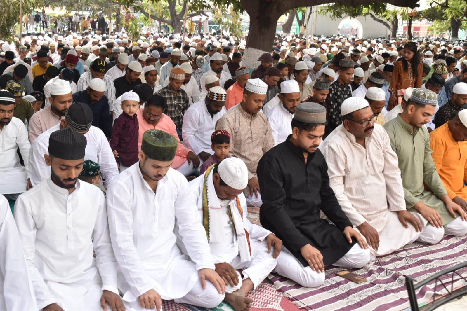 विशेश्वरगंज ईदगाह में ईद की नमाज अदा करते मुस्लिम बंधु। संवाद