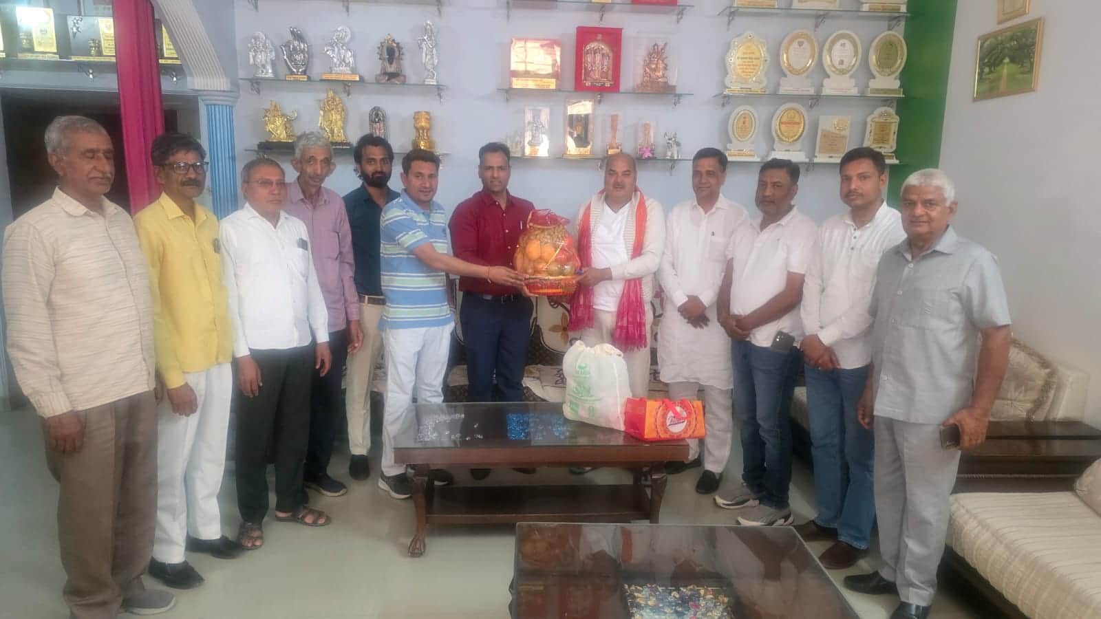 विधायक का आभार जताते लोग। स्रोत : क्लब