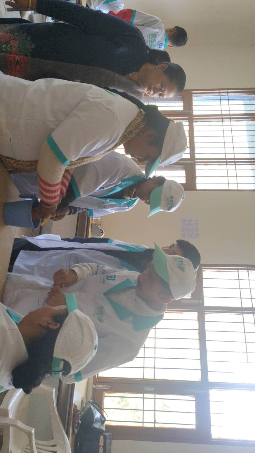 यूको आरसेटी सोलन में प्रशिक्षण शिविर में मोमबत्ती बनाते प्रतिभागी। संवाद