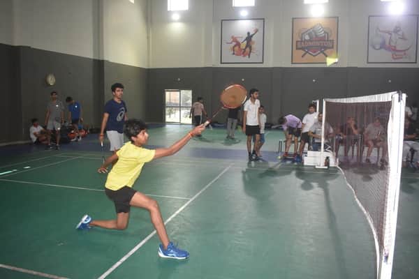 यमुनापुरम स्टेडियम में बैडमिंटन प्रतियोगिता में प्रतिभाग करते खिलाड़ी। संवाद