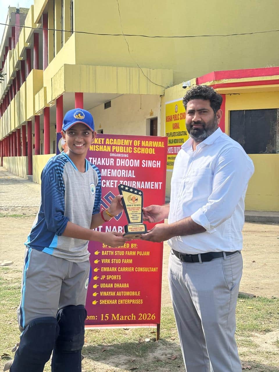 यर ऑफ द मैच साना को सम्मानित करते मुख्य अतिथि स्वयं