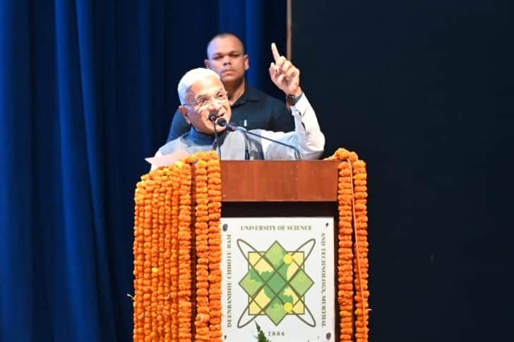 युवा सम्मेलन को संबोधित करते राज्सभा के उप-सभापति हरिवंश। स्रोत : प्रशासन