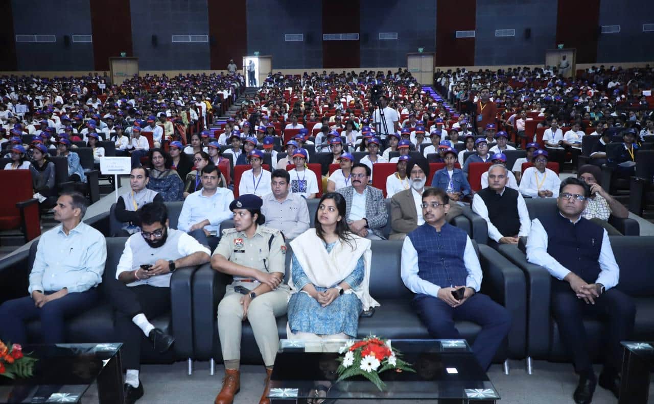 युवा सम्मेलन में मौजूद अधिकारी व युवा। स्रोत : प्रशासन