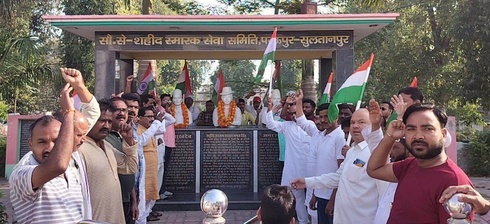 14. जिला पंचायत परिसर में स्थित शहीदों की प्रतिमा पर माल्यार्पण करते आजाद समाज सेवा समिति के प