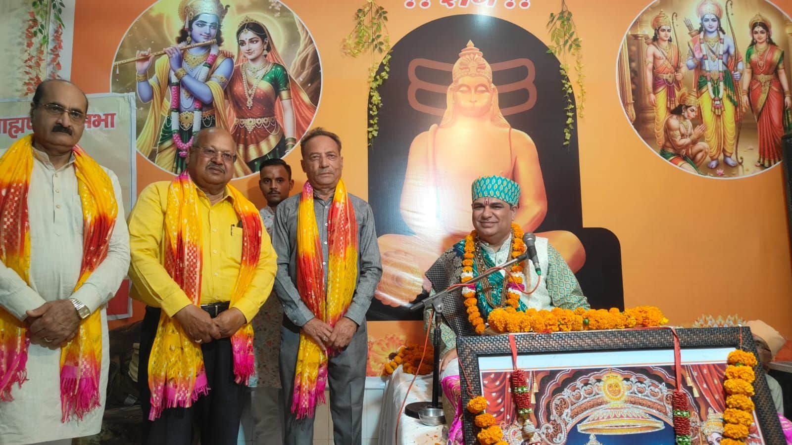 15-रामनगर स्थित श्रीराम मंदिर में कथा सुनाते स्वामी रामानुज दास । स्रोत श्रद्धालु