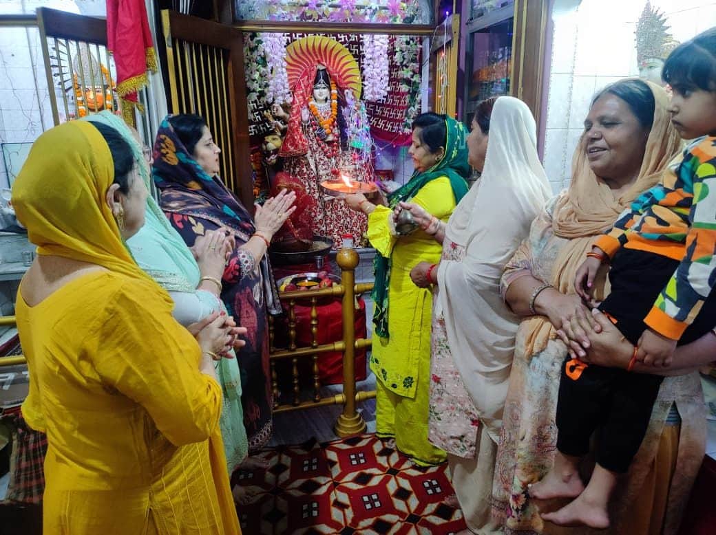 18-माता दरवाजा स्थित संकट मोचन मंदिर में रविवार को मां कूष्मांडा की पूजा अर्चना करते भक्तजन। स्