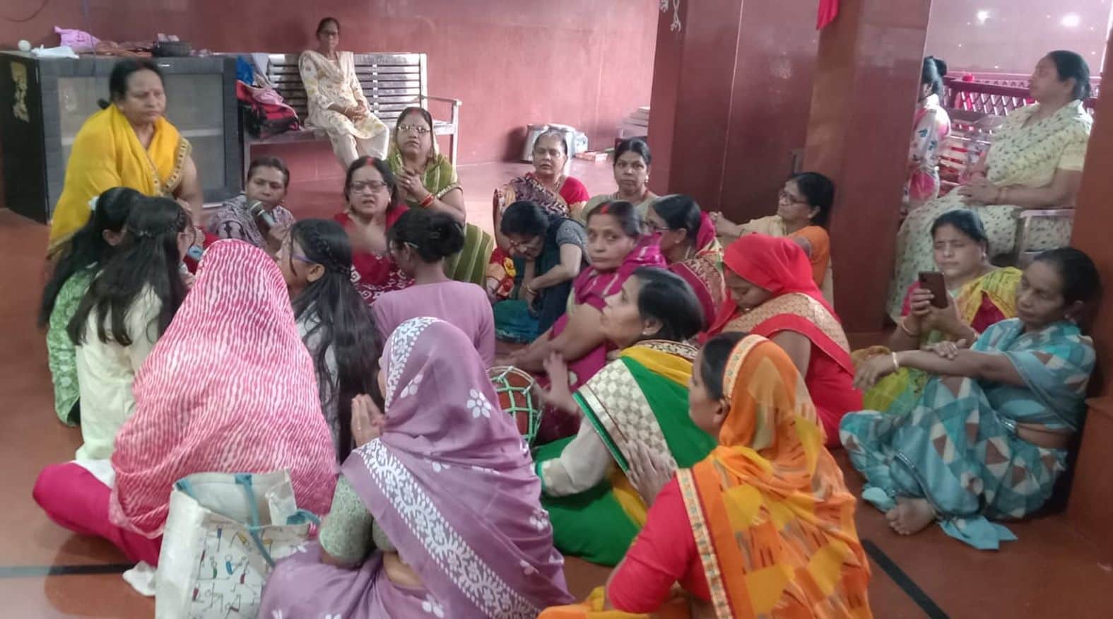 19. नयना माता मंदिर में भजन-कीर्तन करतीं महिलाएं। संवाद