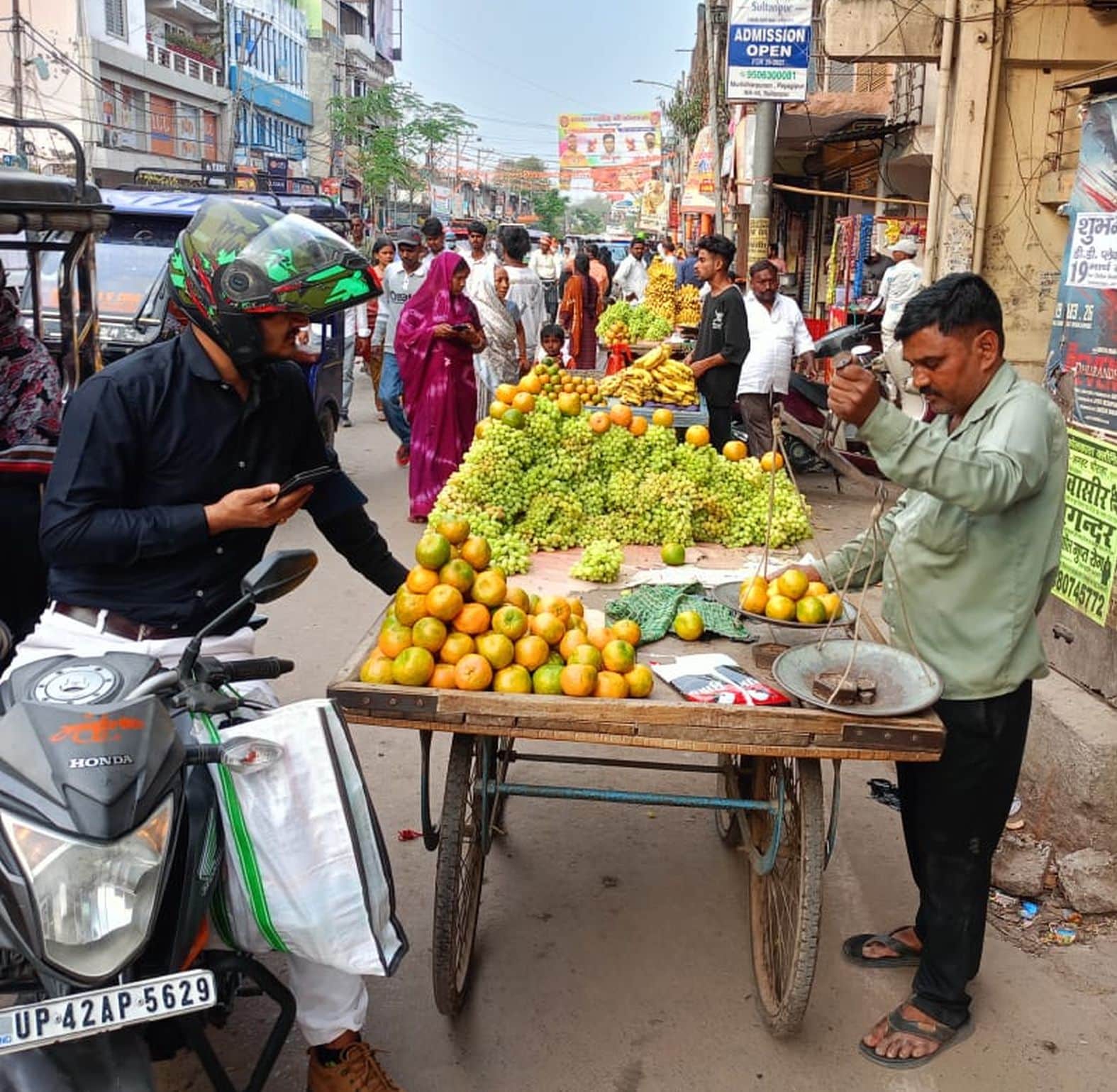 22. शहर के सब्जी मंडी सड़क पर सजी फलों की दुकानें। संवाद