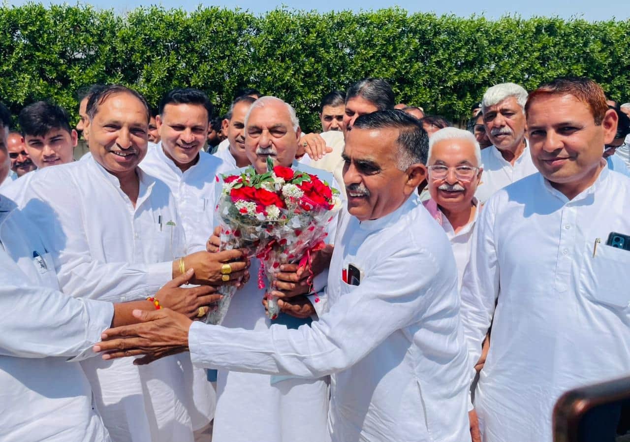 22jjrp06- बादली विधायक कुलदीप वत्स के आवास पर पूर्व मुख्यमंत्री भूपेंद्र हुड्डा का स्वागत करते 