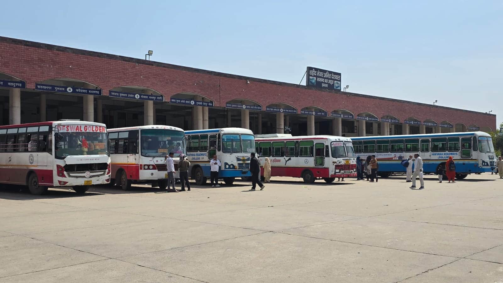 22jjrp08- झज्जर। शहर के सामान्य बस अड्डा में खड़ी रोडवेज बस। संवाद