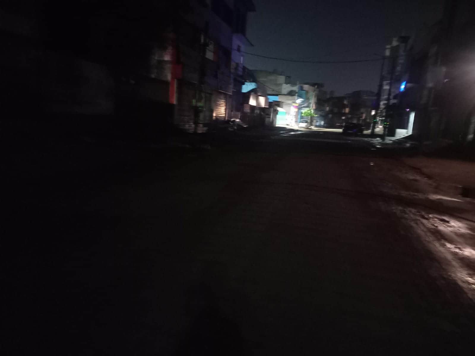 22jjrp09- पुराना बर्फखाना रोड पर स्ट्रीट लाइट बंद होने के कारण छाया अंधेरा। संवाद