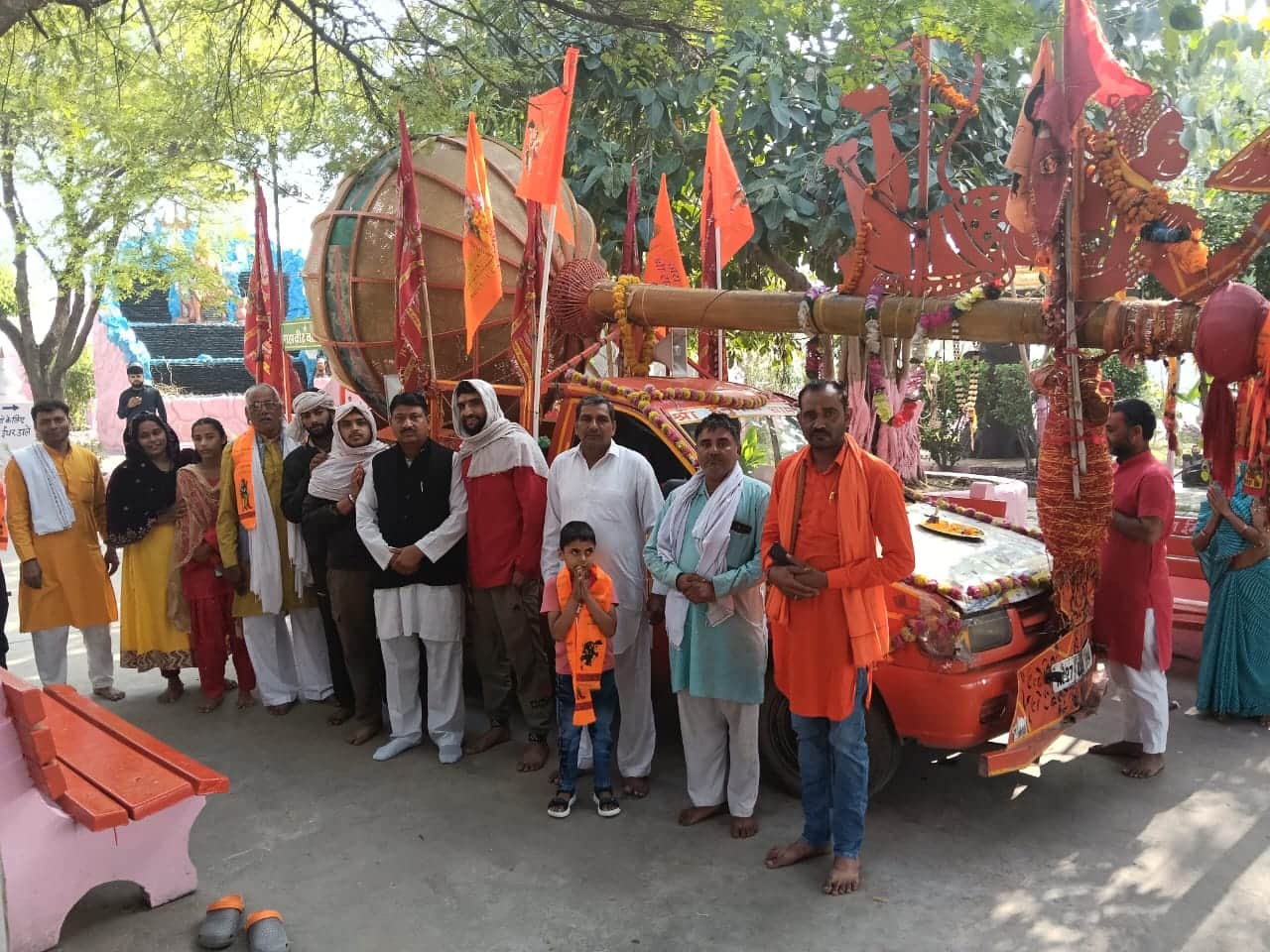 22jjrp20- बेरी में पहुंचने पर गदा का दर्शन करते श्रद्धालु। संवाद