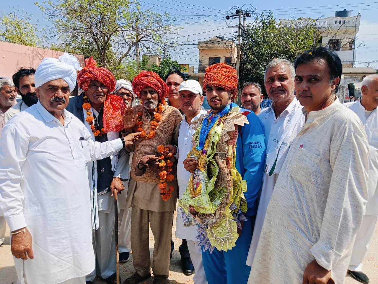 22jjrp21- गांव पहुंचने पर यश कादियान का स्वागत करते ग्रामीण। स्रोत-आयोजक